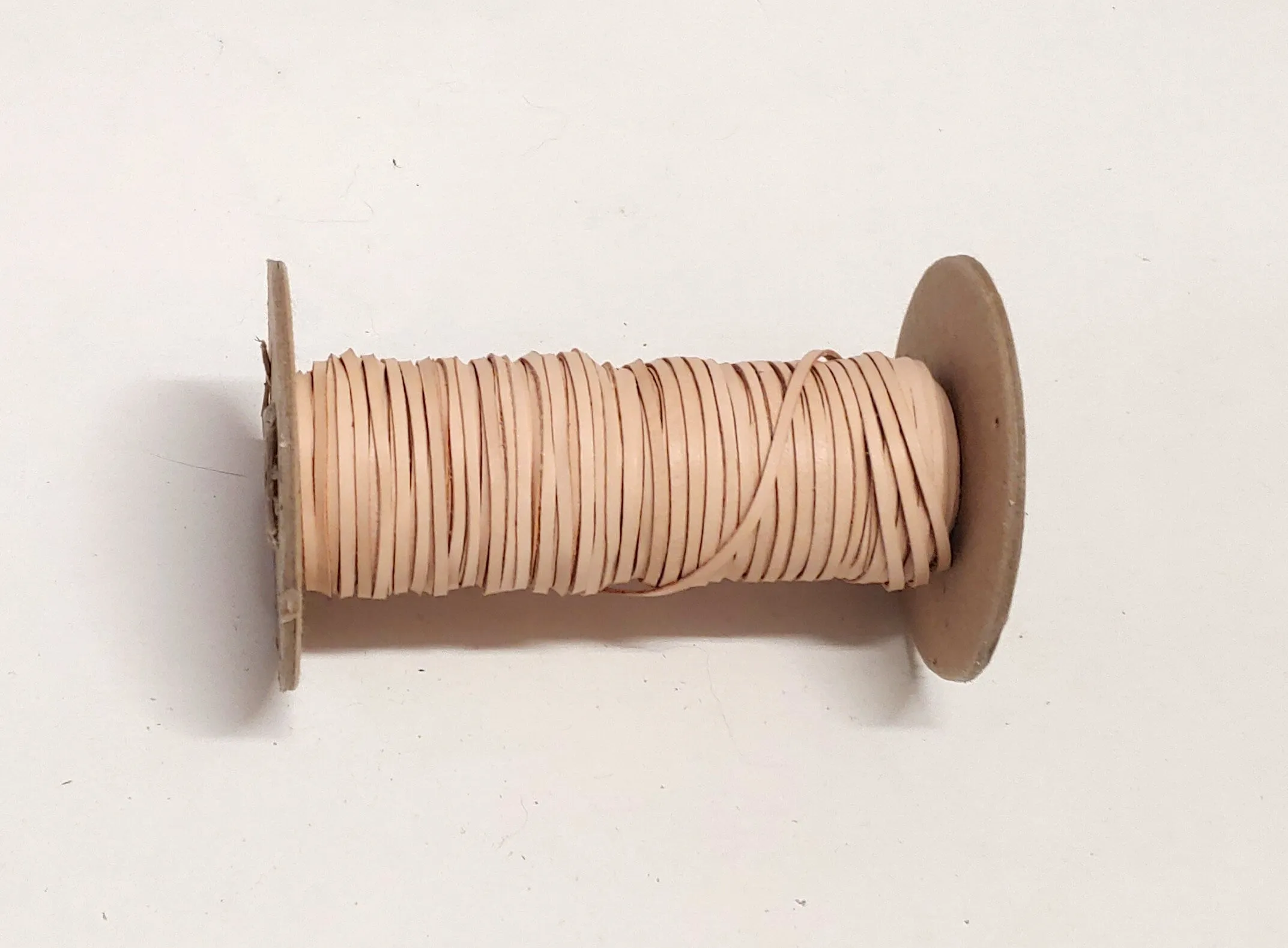 3/32" - 1/8" of UNEVEN width Flat Genuine Cowhide Leather Lacing in Natural Veg Tan (10 yards)