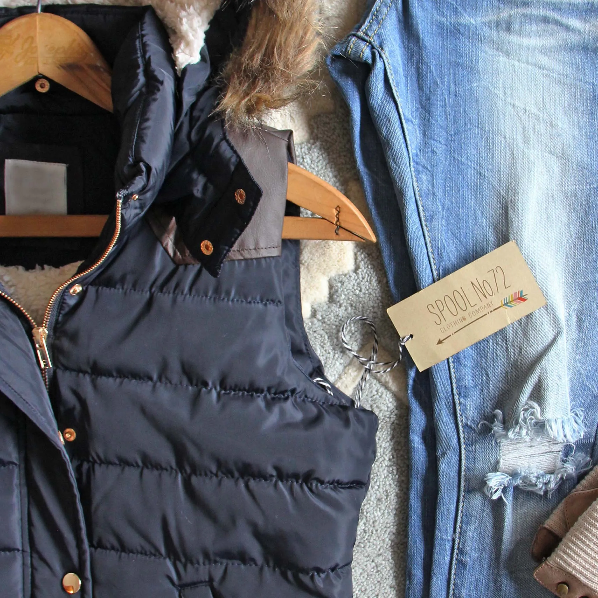 Suncadia Hooded Vest in Navy